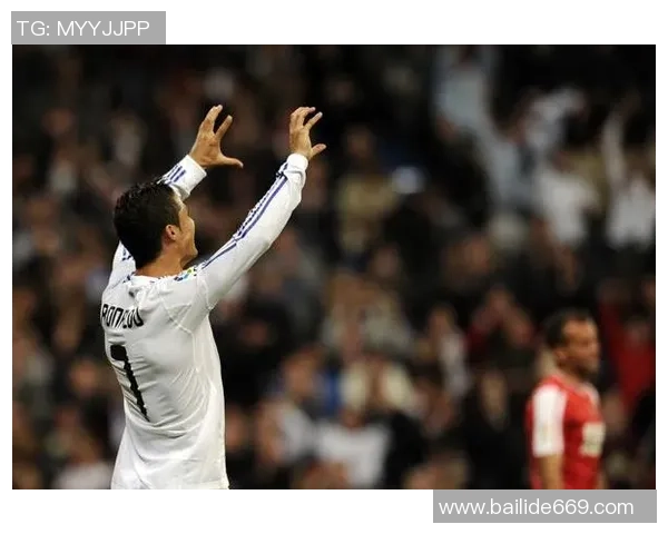 足球明星庆祝胜利的手势背后蕴含的激情与团队精神解析